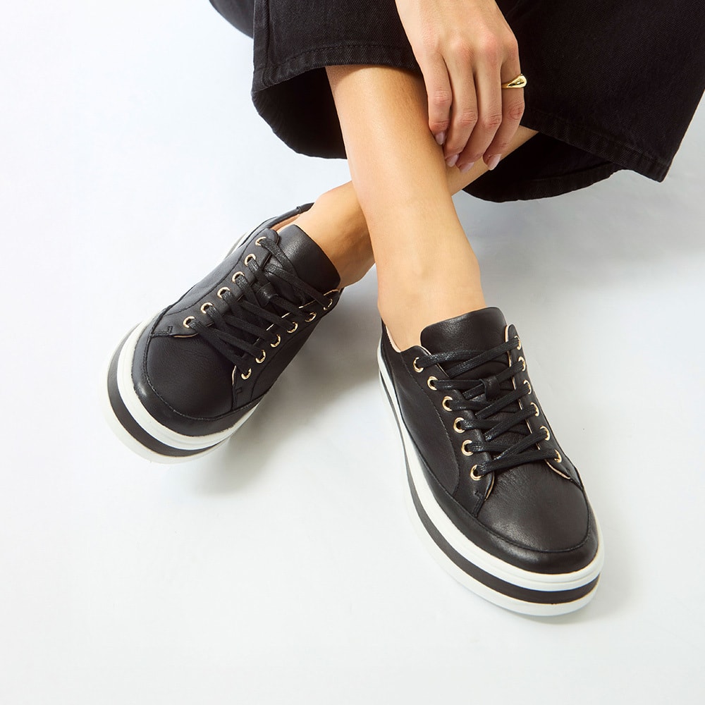 Uruguay Sneaker in Black Leather