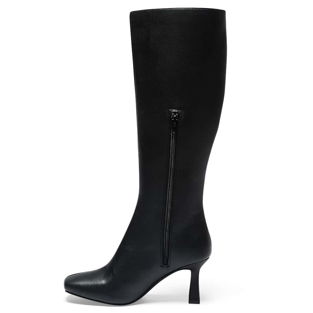 Trace Boot in Black Smooth