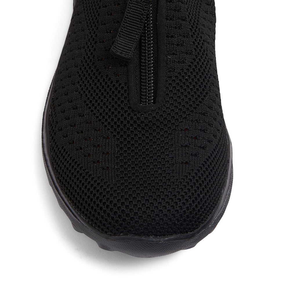 Oberon Sneaker in Black On Black