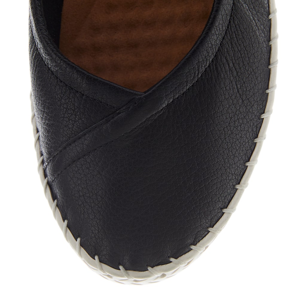 Rosalia Flat in Black Leather