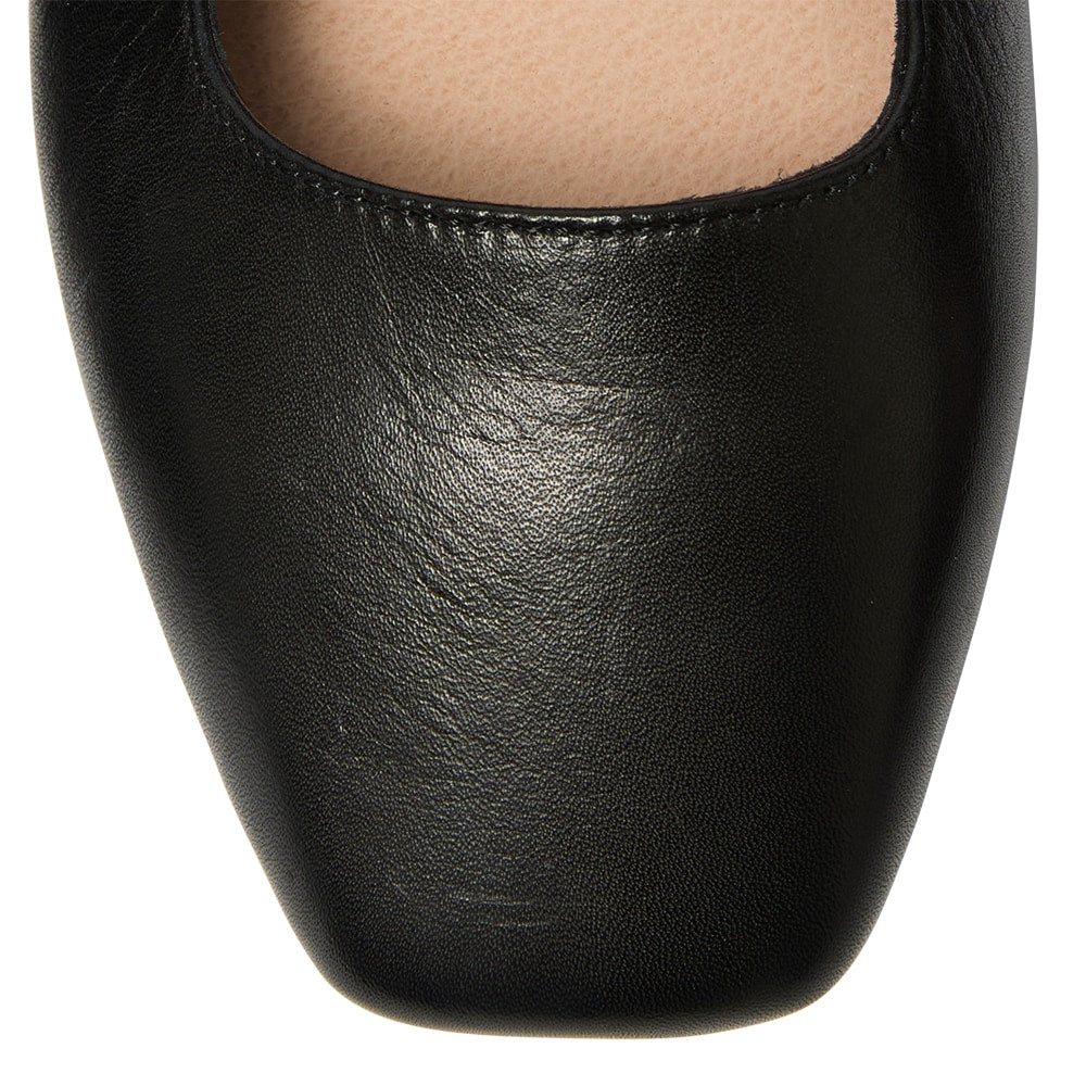 Bonnie Flat in Black Leather