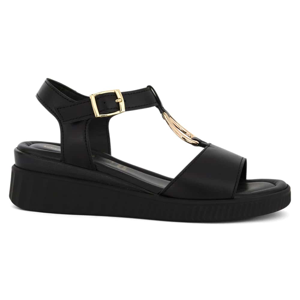 Fasinate Wedge in Black On Black Leather