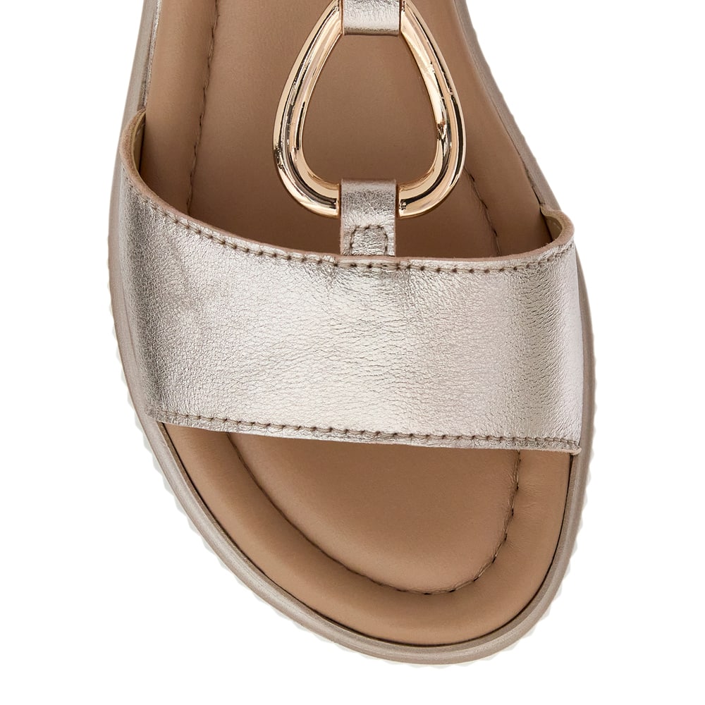 Fasinate Wedge in Champagne Metallic Leather