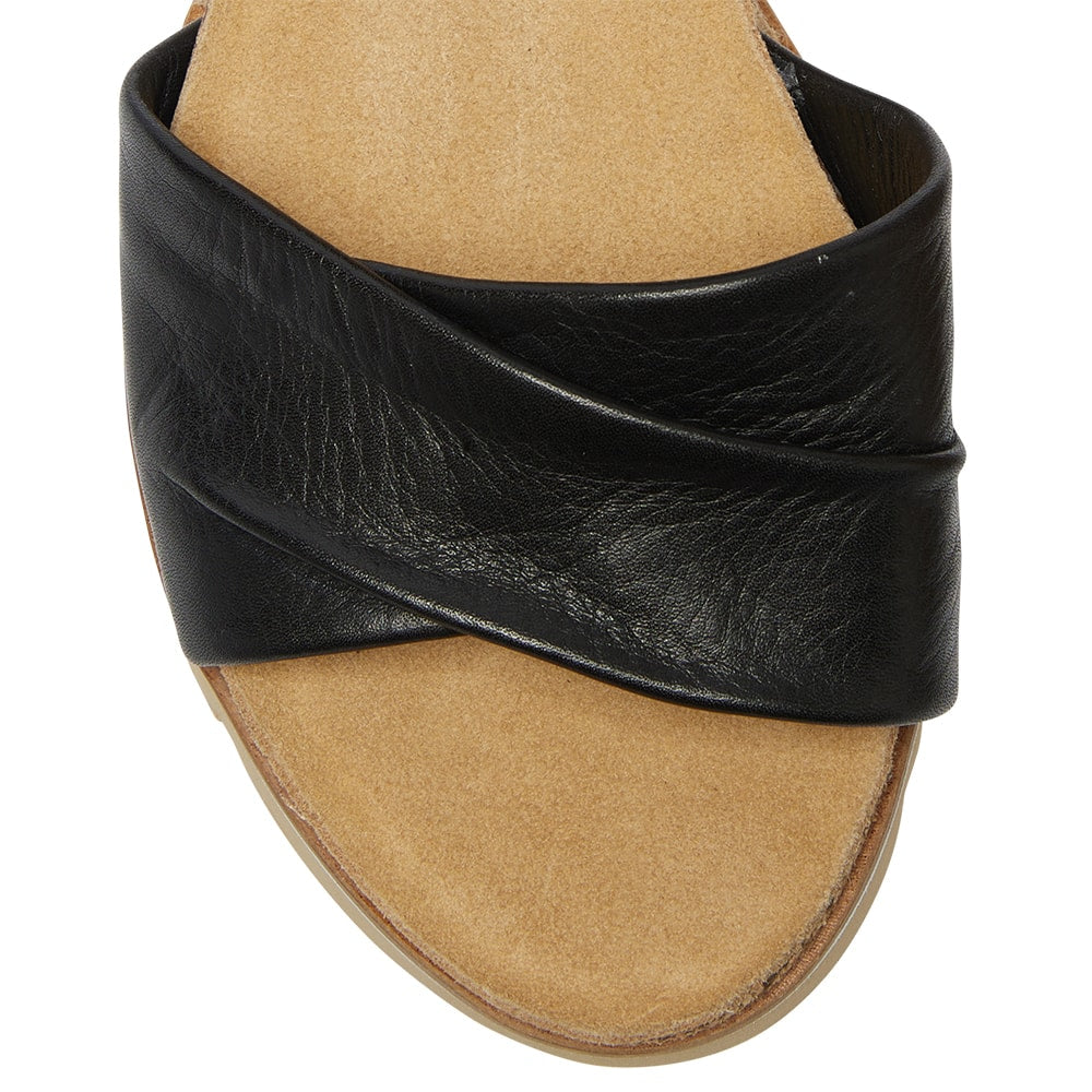 Tora Wedge in Black Leather