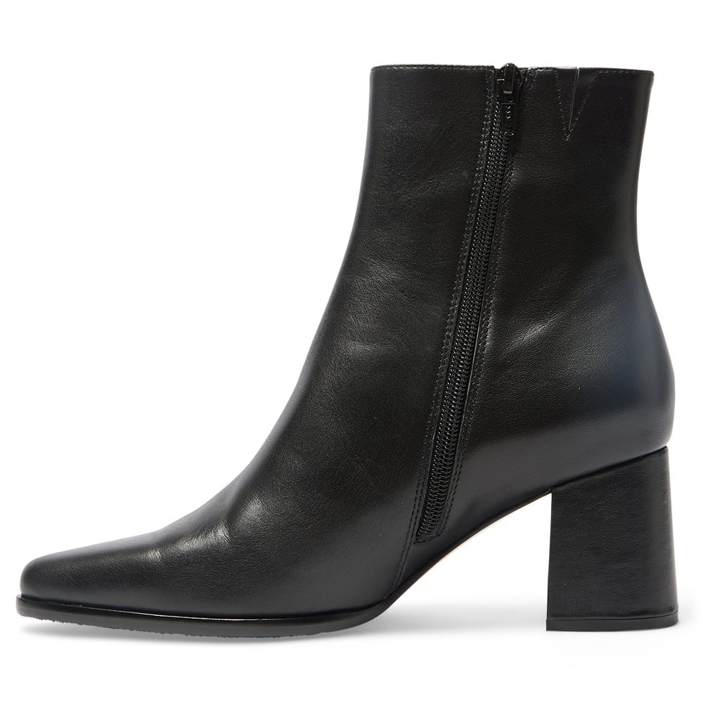 Avenue Boot in Black Leather