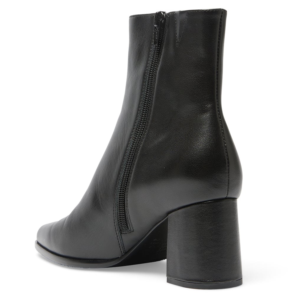 Avenue Boot in Black Leather