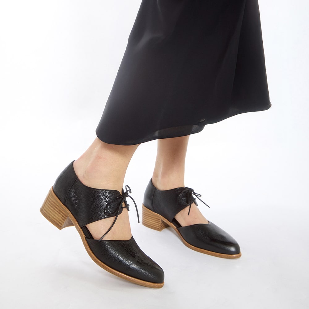 Exhibit Brogue in Black Leather