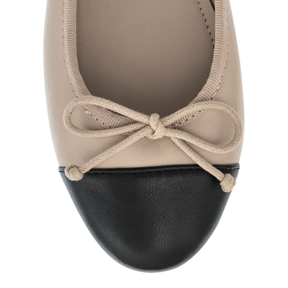 Femme Ballet Flat in Black And Nude Leather
