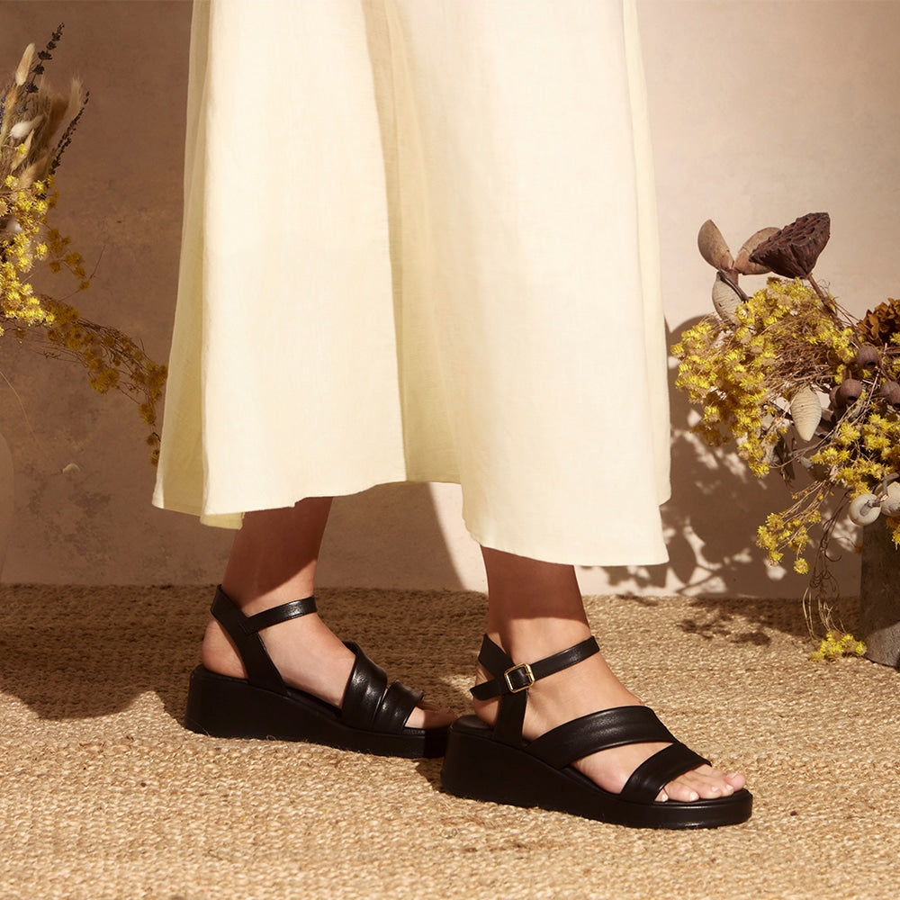 Fianna Wedge in Black Leather