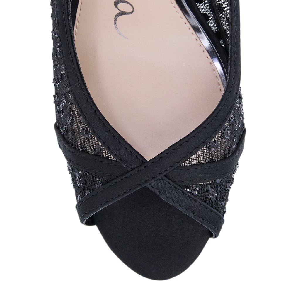Flavia Pumps in Black Luster