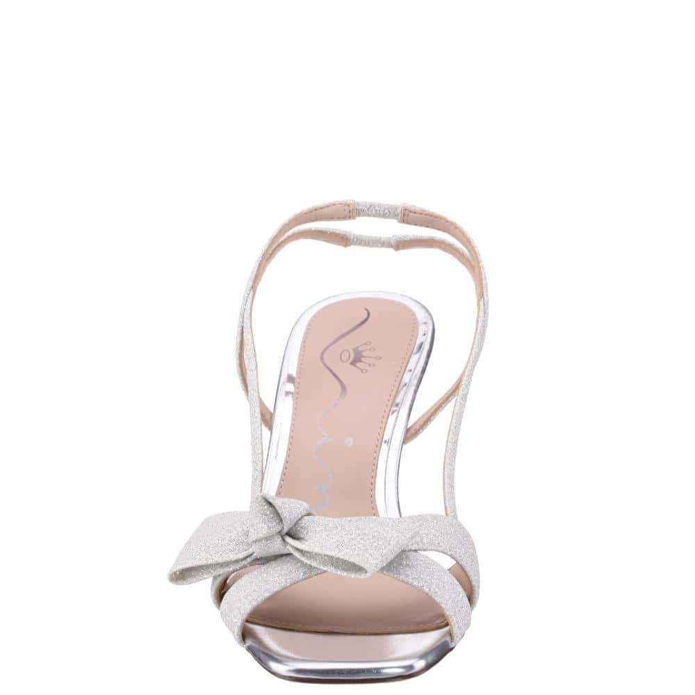 Lizette Heel in Silver Fantasy