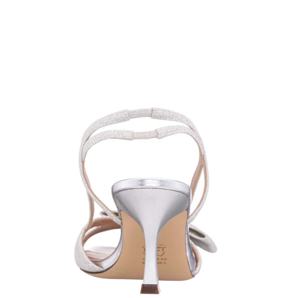Lizette Heel in Silver Fantasy