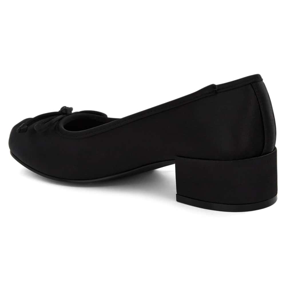 June Pumps in Black Satin