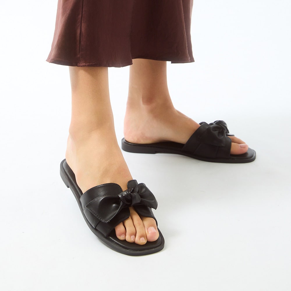 Dahlia Flat in Black Smooth