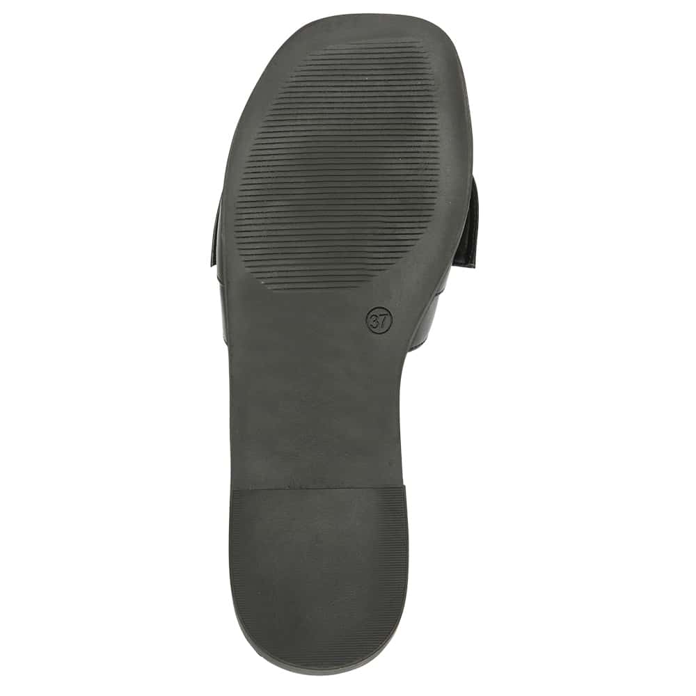 Dahlia Flat in Black Smooth