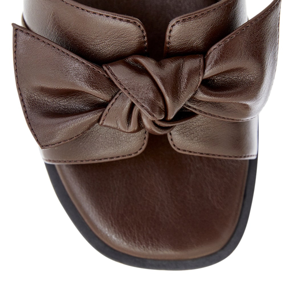 Dahlia Flat in Chocolate Smooth