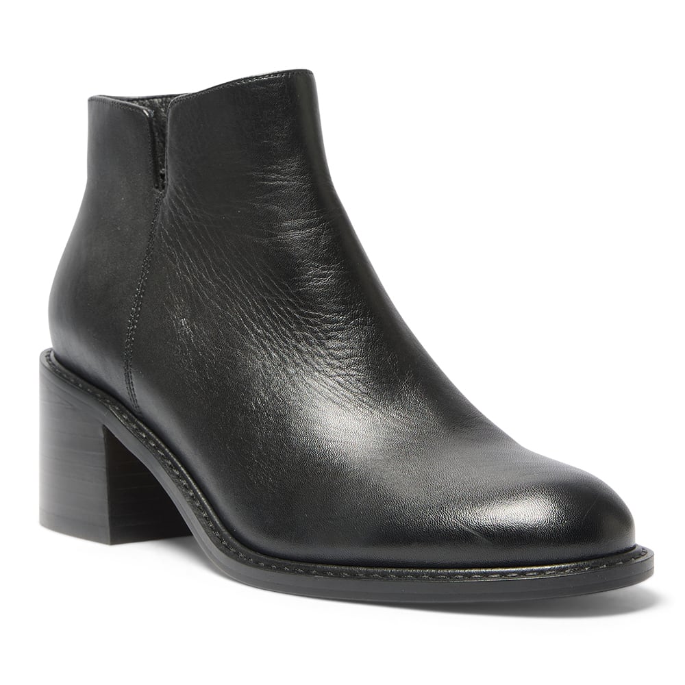 Earl Boot in Black Leather