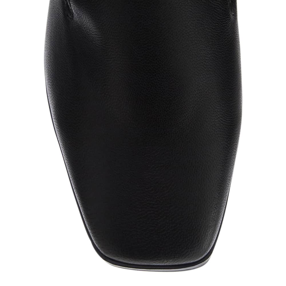 Manor Loafer in Black Leather
