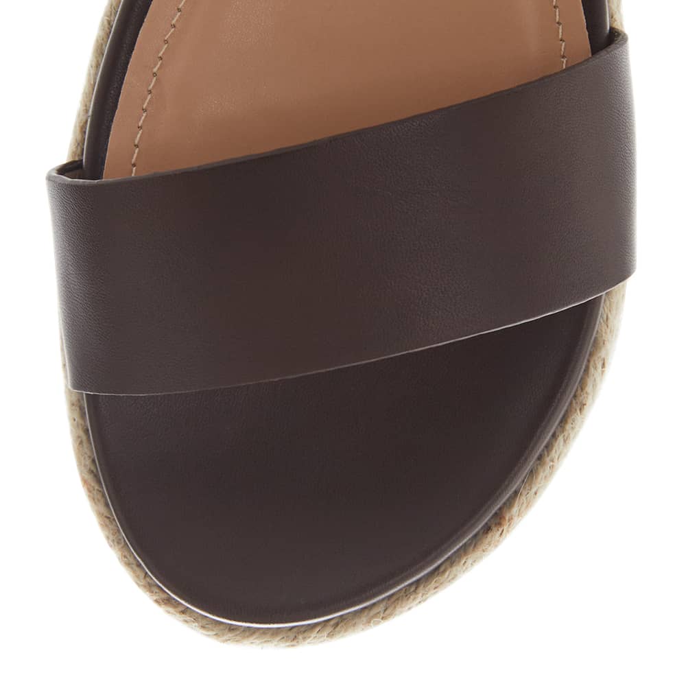 Warner Sandal in Chocolate Raffia