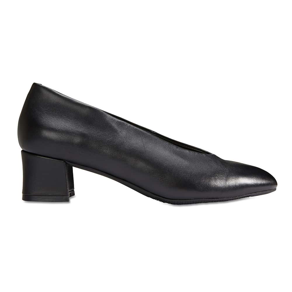Carmen Heel in Black Leather