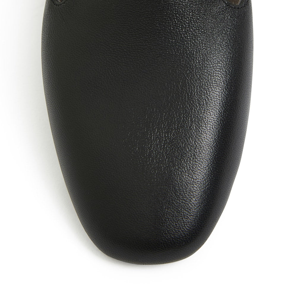 Hugo Flat in Black Leather