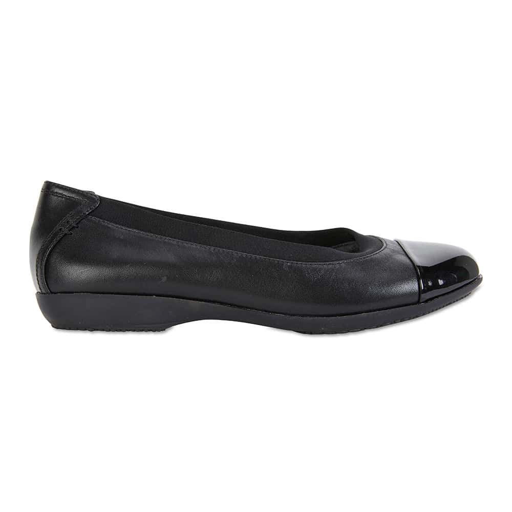 Nelson Flat in Black Leather