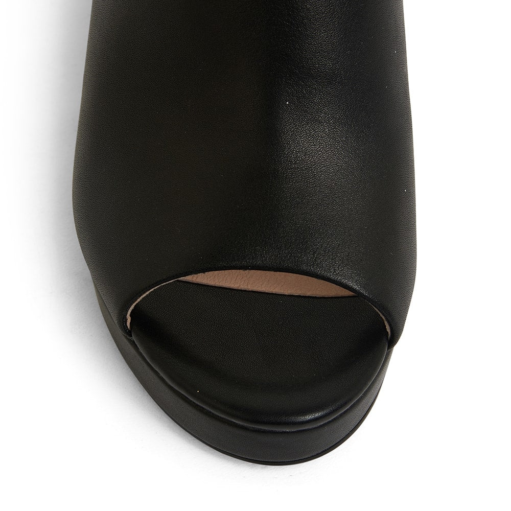 Plaza Heel in Black Leather
