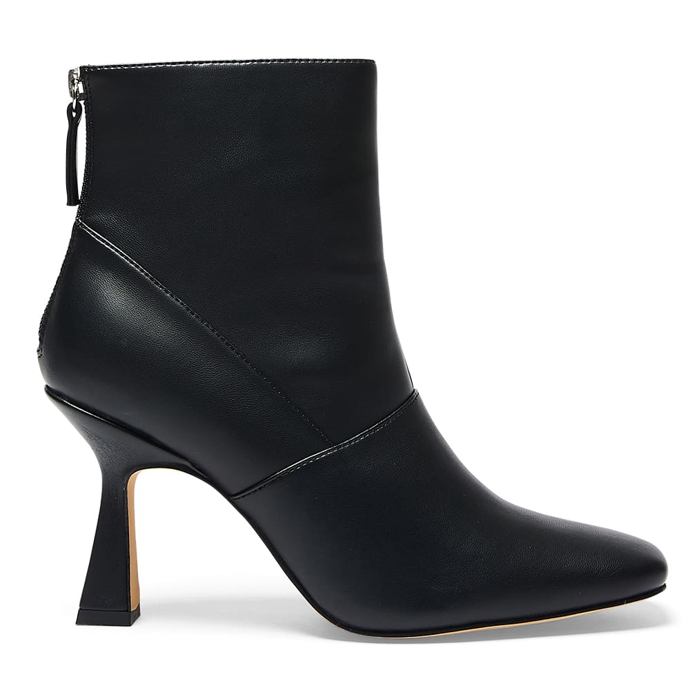 Lina Boot in Black Smooth