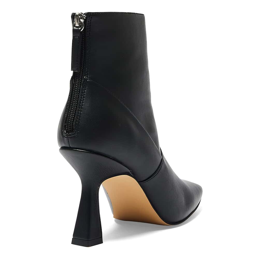 Lina Boot in Black Smooth