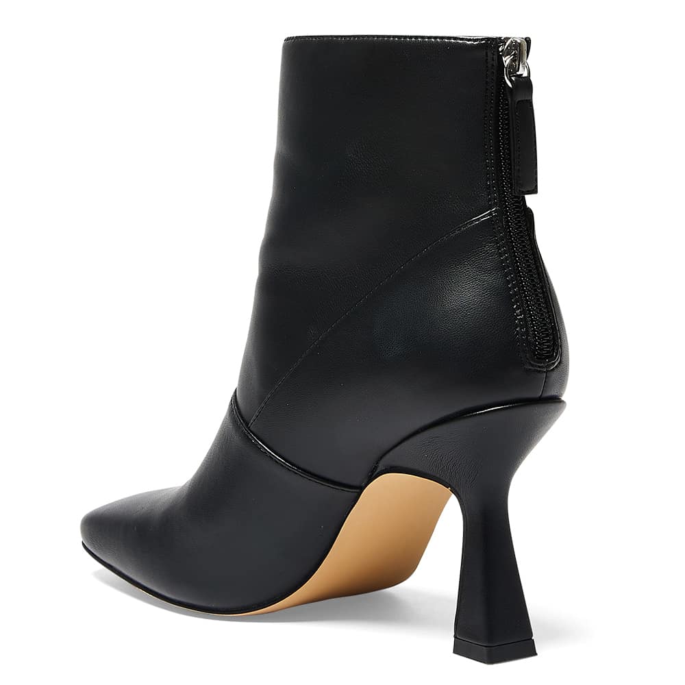 Lina Boot in Black Smooth