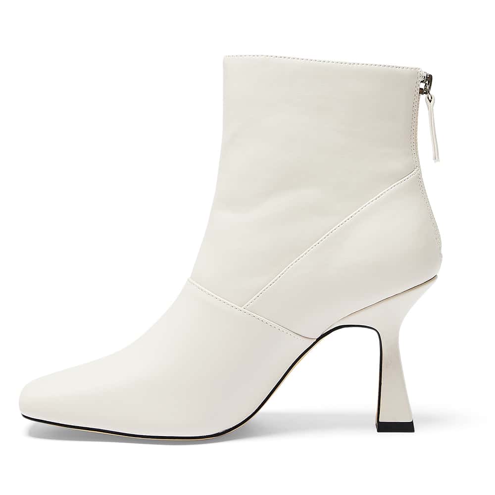 Lina Boot in Bone Smooth