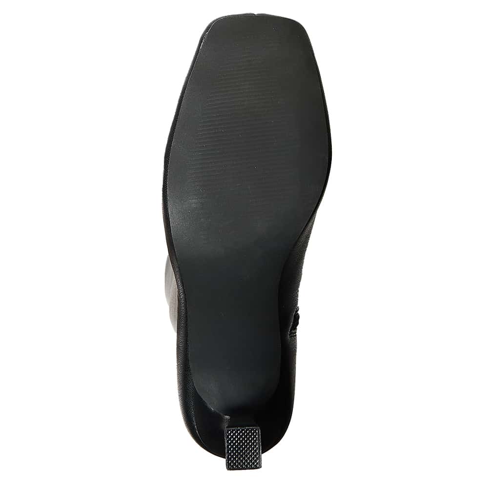 Trace Boot in Black Smooth