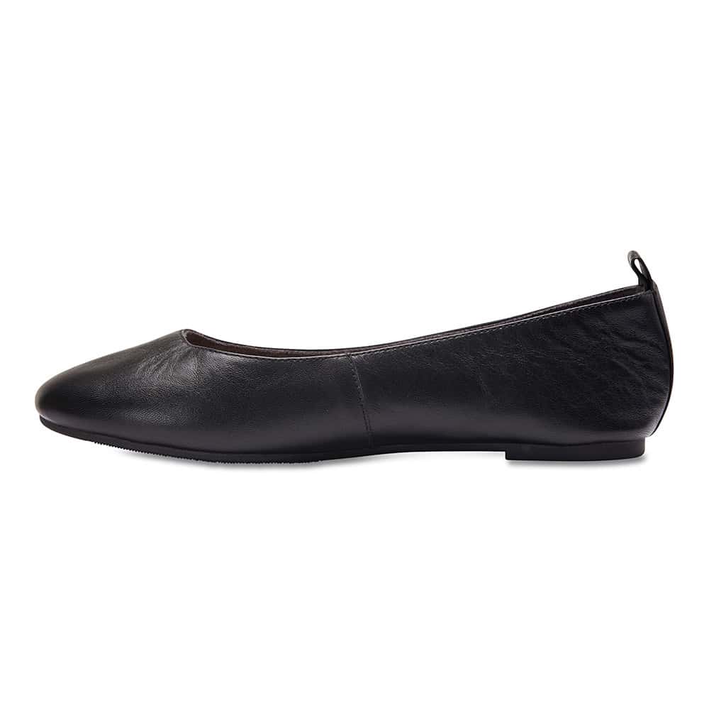 Gaze Flat in Black Leather