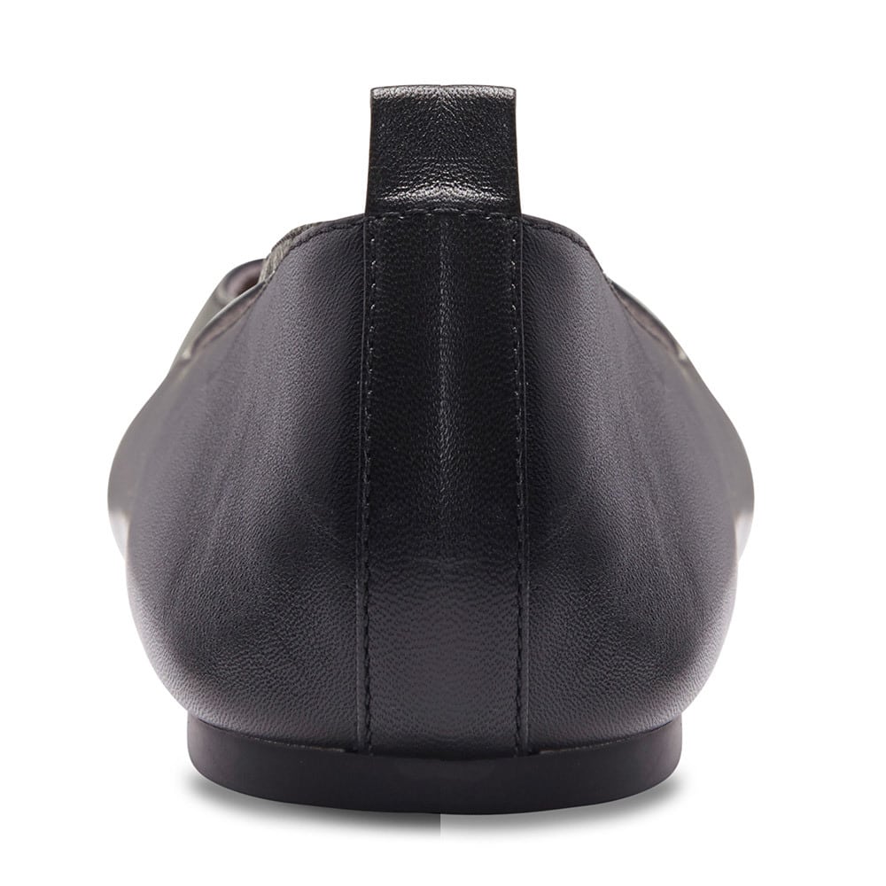 Gaze Flat in Black Leather