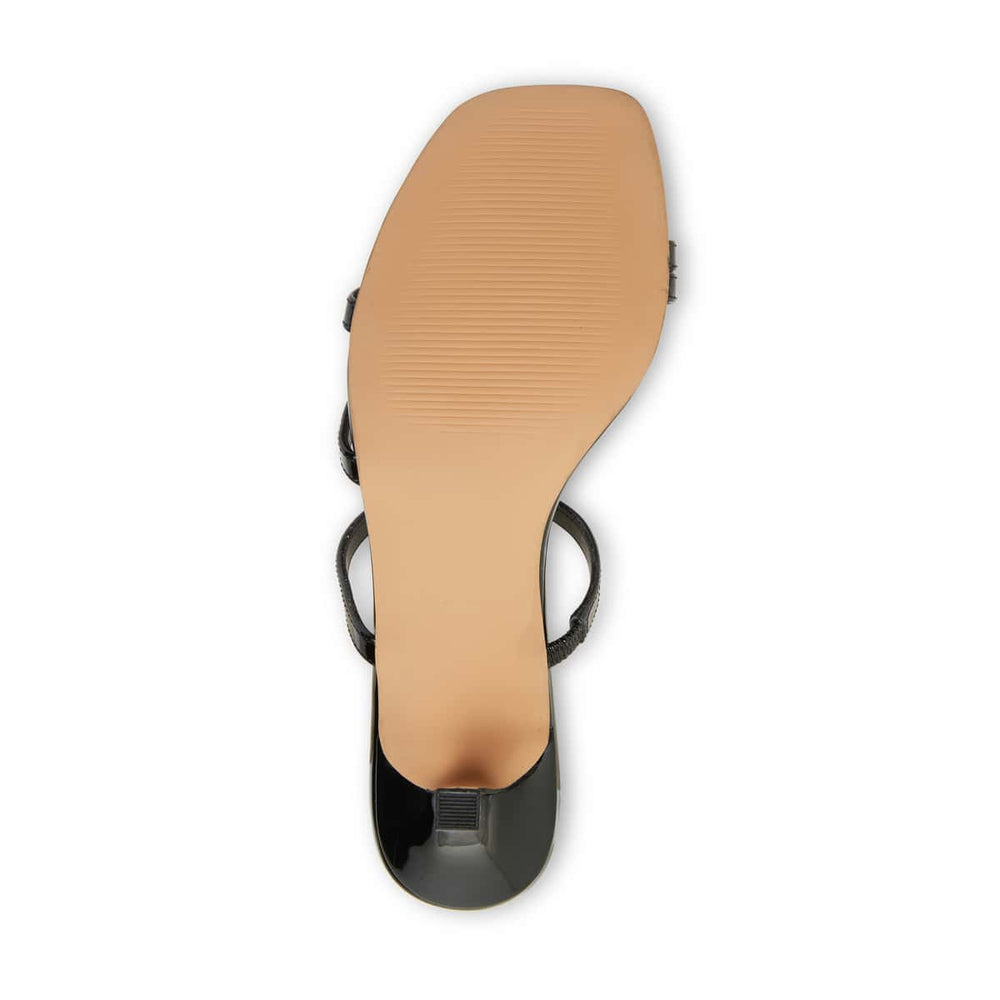 Marilyn Heel in Black