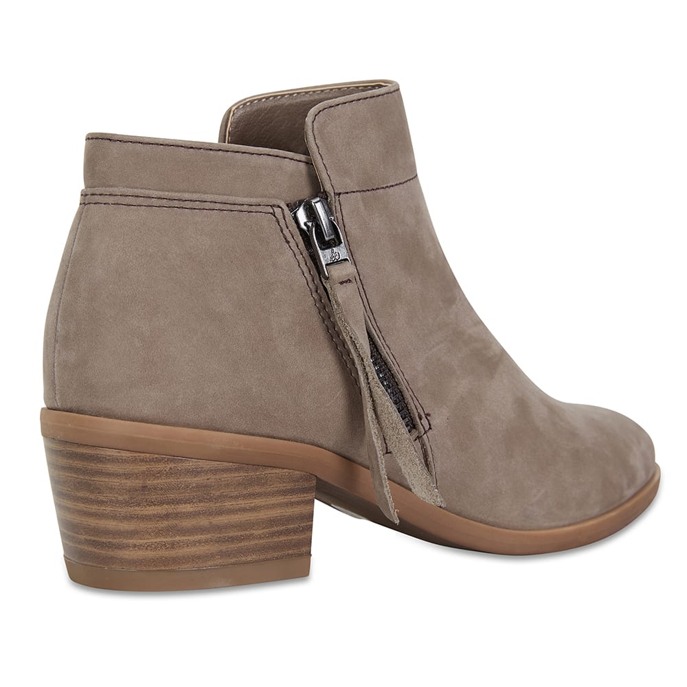 Mentor Boot in Grey Nubuck