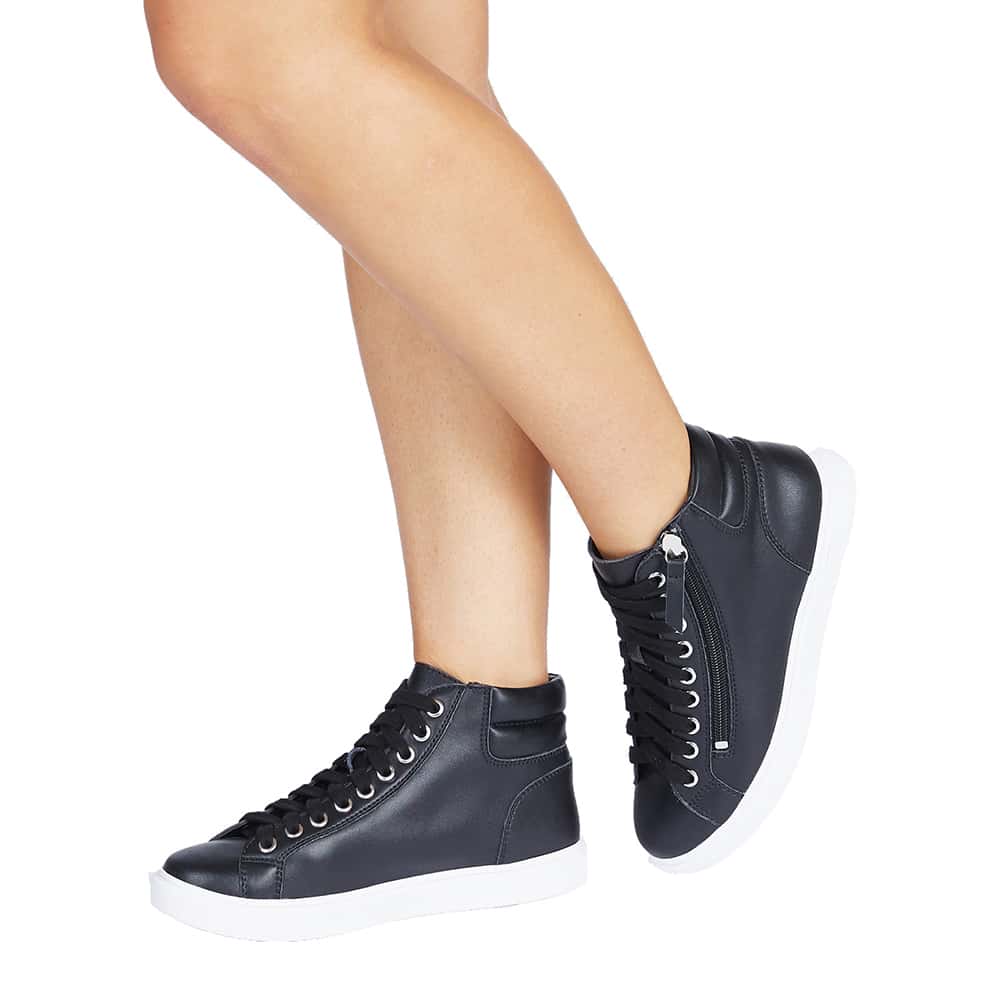 Snap Sneaker in Black Leather