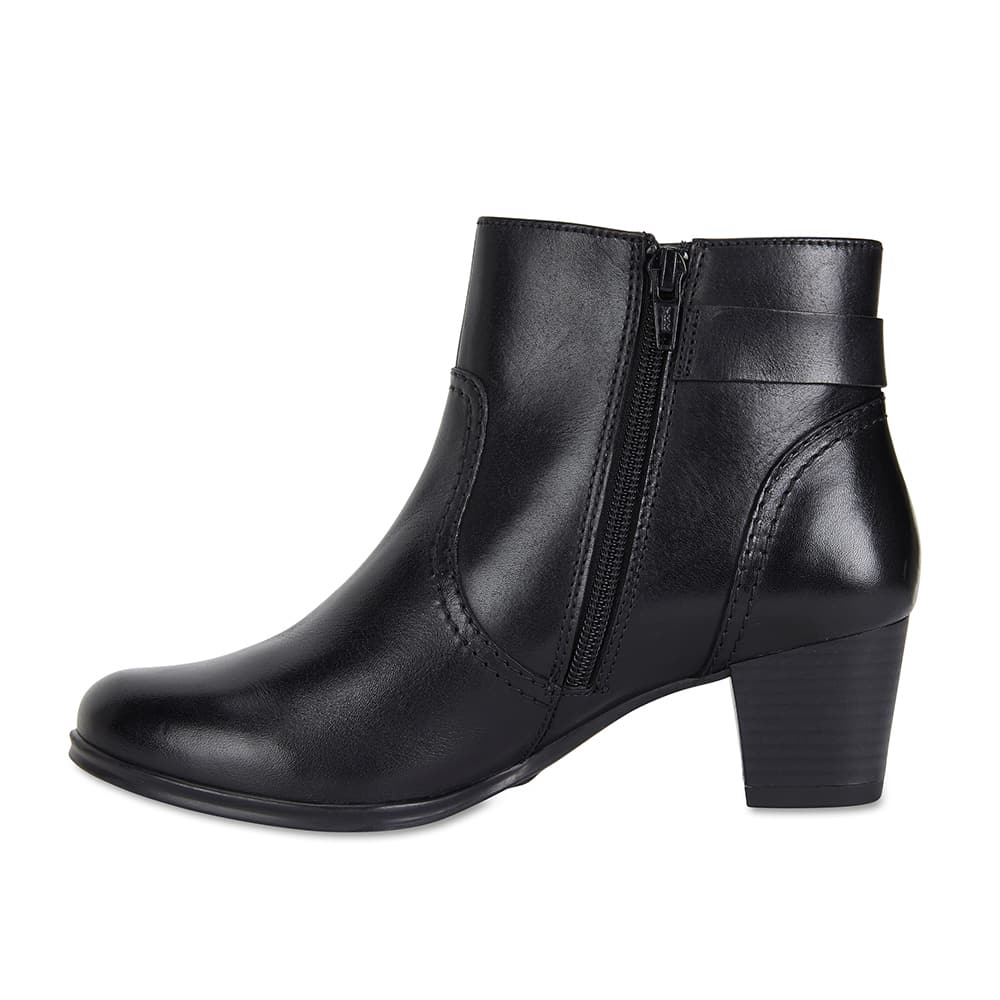 Mascot Boot in Black Leather Wide Steps Shoe HQ
